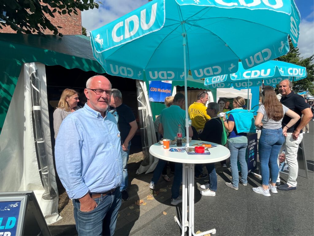 Peter Langenbeck vor dem CDU-Zelt auf dem 37. Meckelfelder Dorffest, Foto: CDU-Seevetal